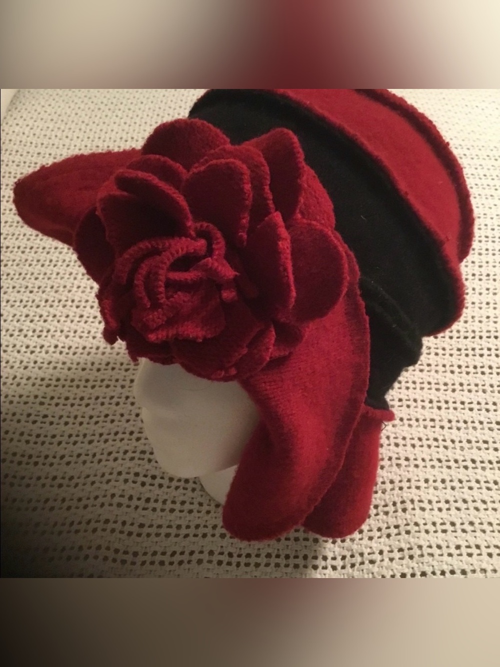 *Vintage antique- authentic Flapper Cloche - rosette on side/ felted - red black